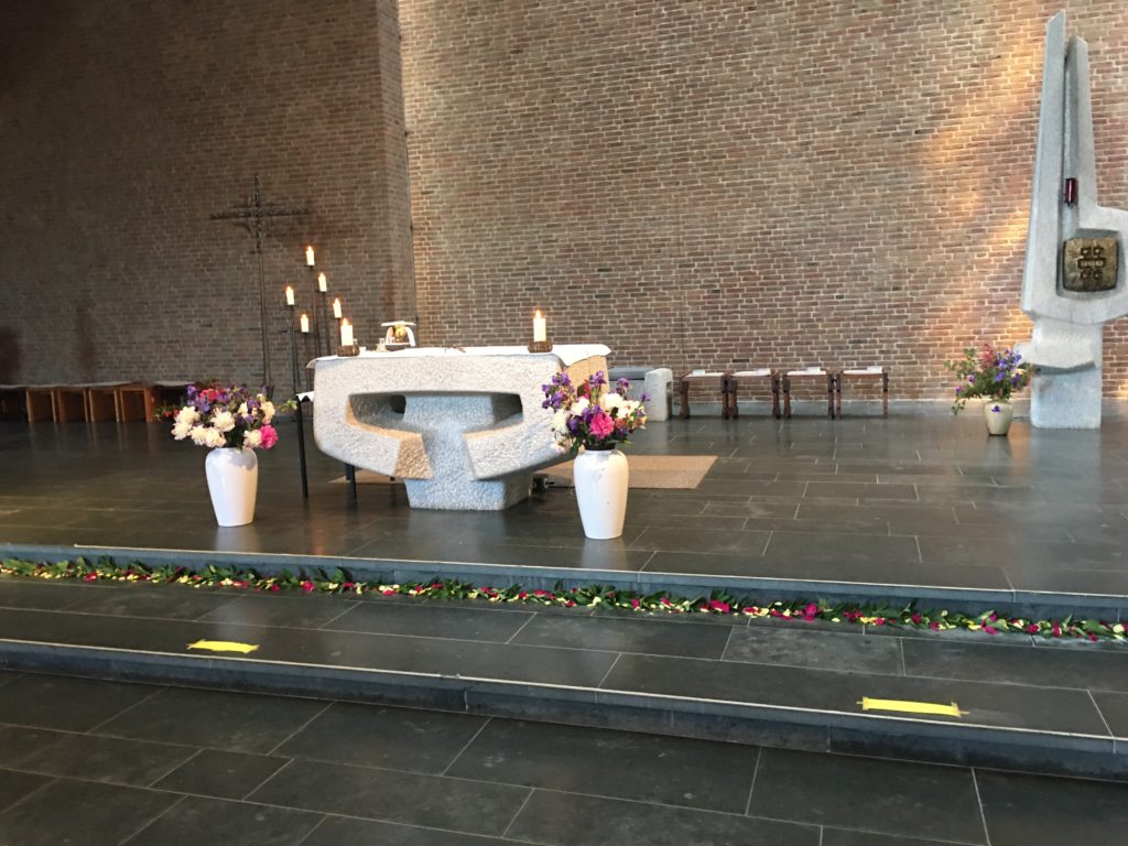 Blumengeschmückter Altar zu Fronleichnam